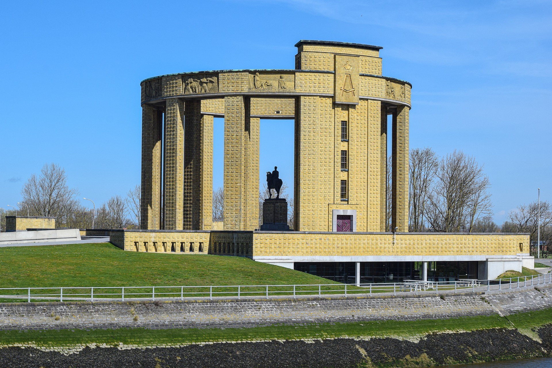 De Nieuwpoortenaar centraal